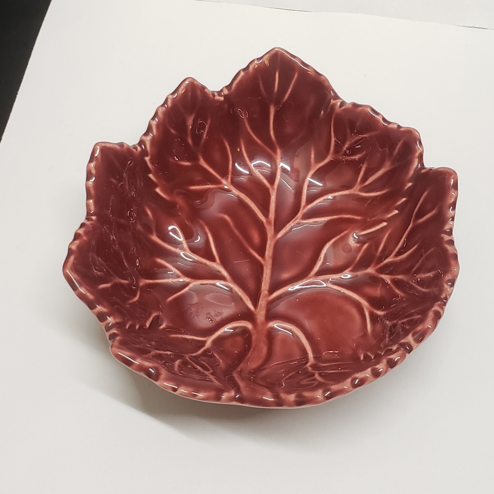 Vintage Olfaire Made in Portugal Maroon Maple Leaf Bowl 5"